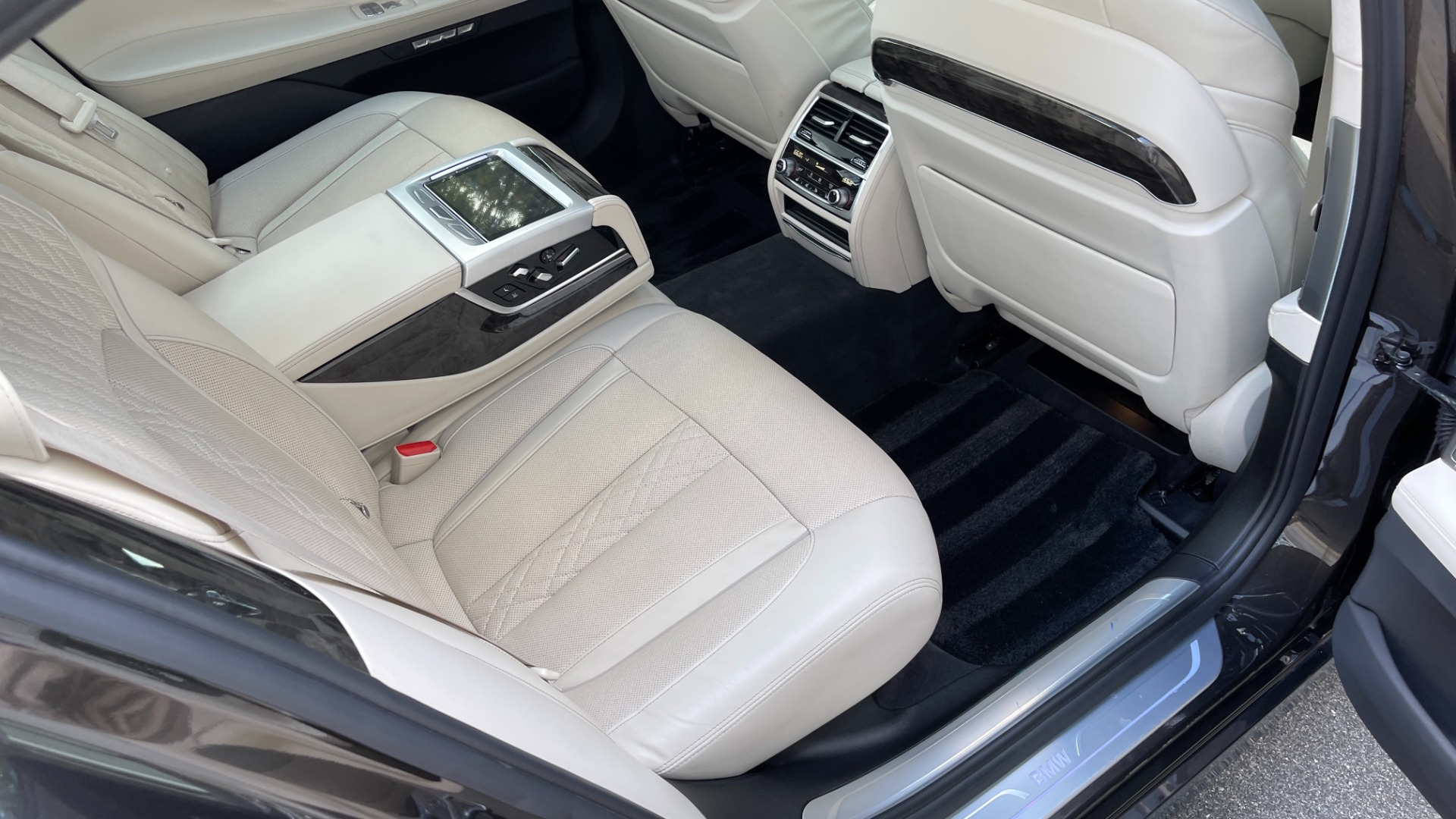 Used 2016 BMW 7 Series 750i xDrive / LUXURY SEATING / DRIVER ASSIST / EXECUTIVE 2 PACKAGE for sale Sold at Formula Imports in Charlotte NC 28227 37
