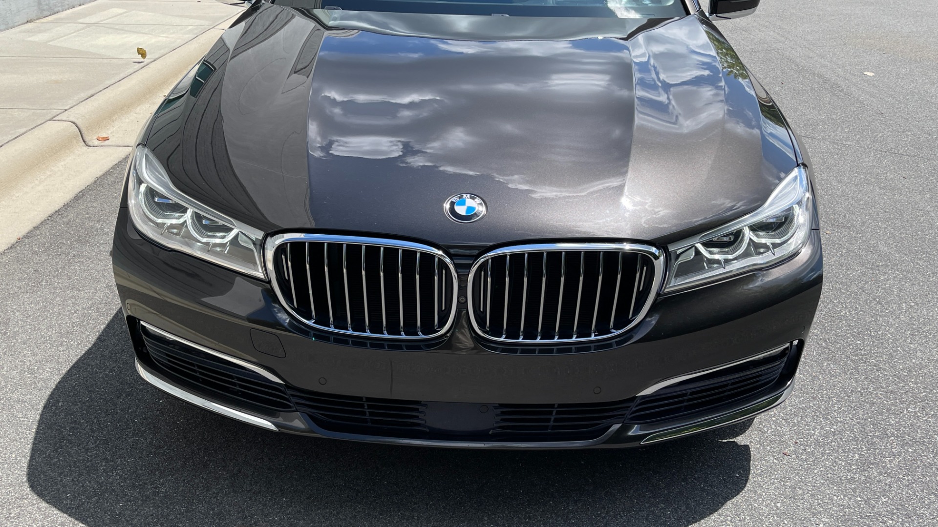 Used 2016 BMW 7 Series 750i xDrive / LUXURY SEATING / DRIVER ASSIST / EXECUTIVE 2 PACKAGE for sale Sold at Formula Imports in Charlotte NC 28227 4