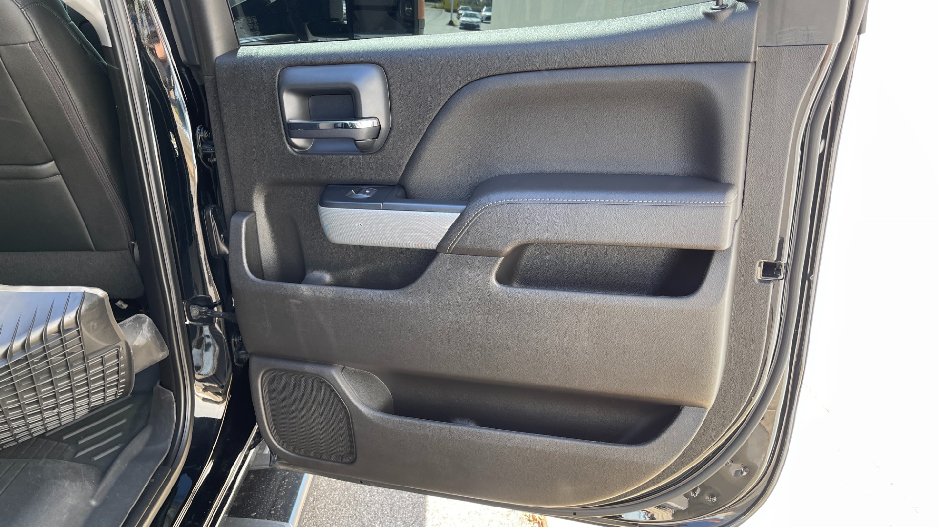 Used 2018 Chevrolet Silverado 2500HD LTZ / 4X4 / CREW CAB / COGNITO LIFT / FOX SHOCKS / LEATHER for sale Sold at Formula Imports in Charlotte NC 28227 24