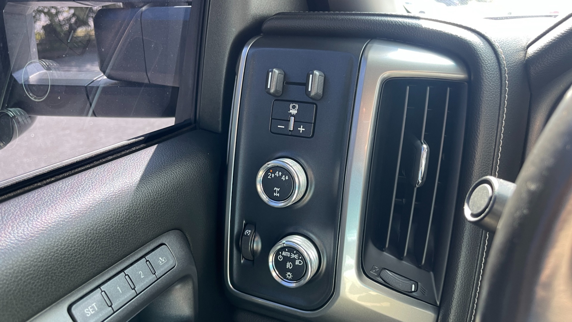 Used 2018 Chevrolet Silverado 2500HD LTZ / 4X4 / CREW CAB / COGNITO LIFT / FOX SHOCKS / LEATHER for sale Sold at Formula Imports in Charlotte NC 28227 28