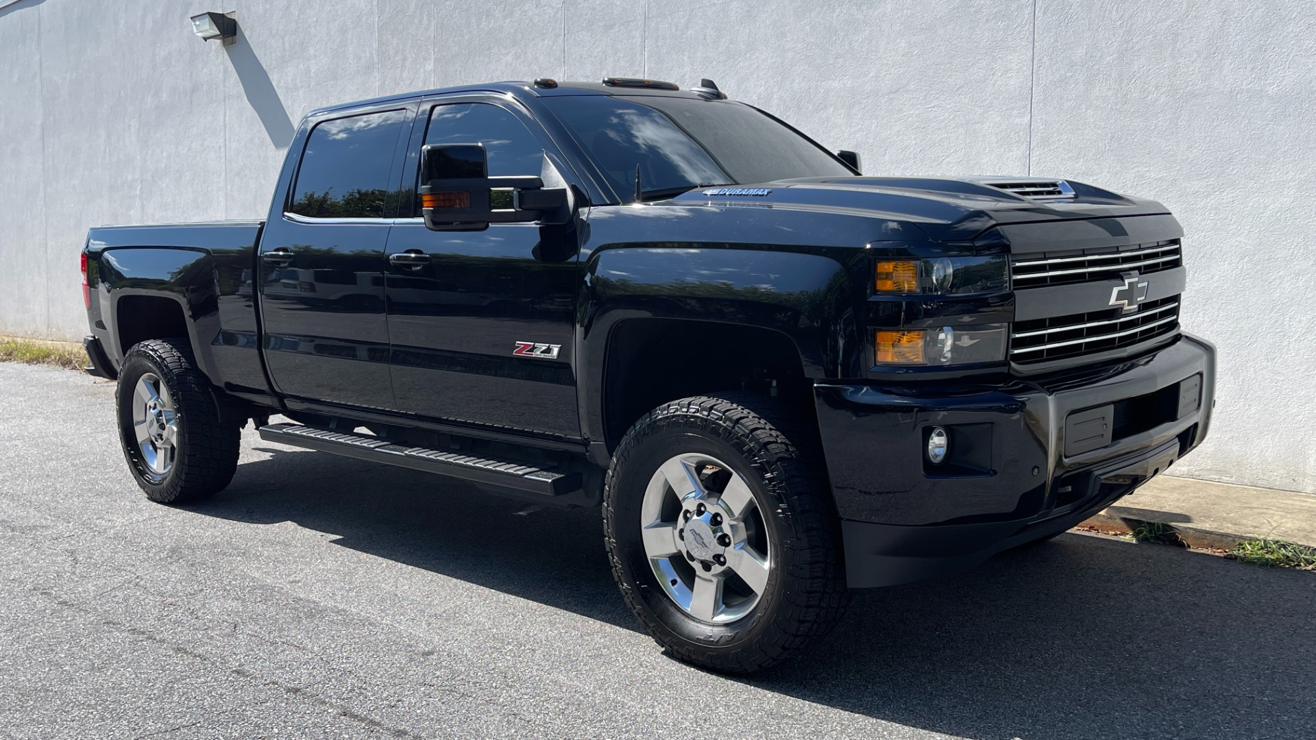 Used 2018 Chevrolet Silverado 2500HD LTZ / 4X4 / CREW CAB / COGNITO LIFT / FOX SHOCKS / LEATHER for sale Sold at Formula Imports in Charlotte NC 28227 4