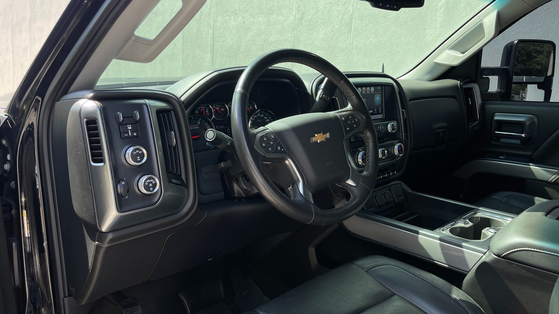 Used 2018 Chevrolet Silverado 2500HD LTZ / 4X4 / CREW CAB / COGNITO LIFT / FOX SHOCKS / LEATHER for sale Sold at Formula Imports in Charlotte NC 28227 7