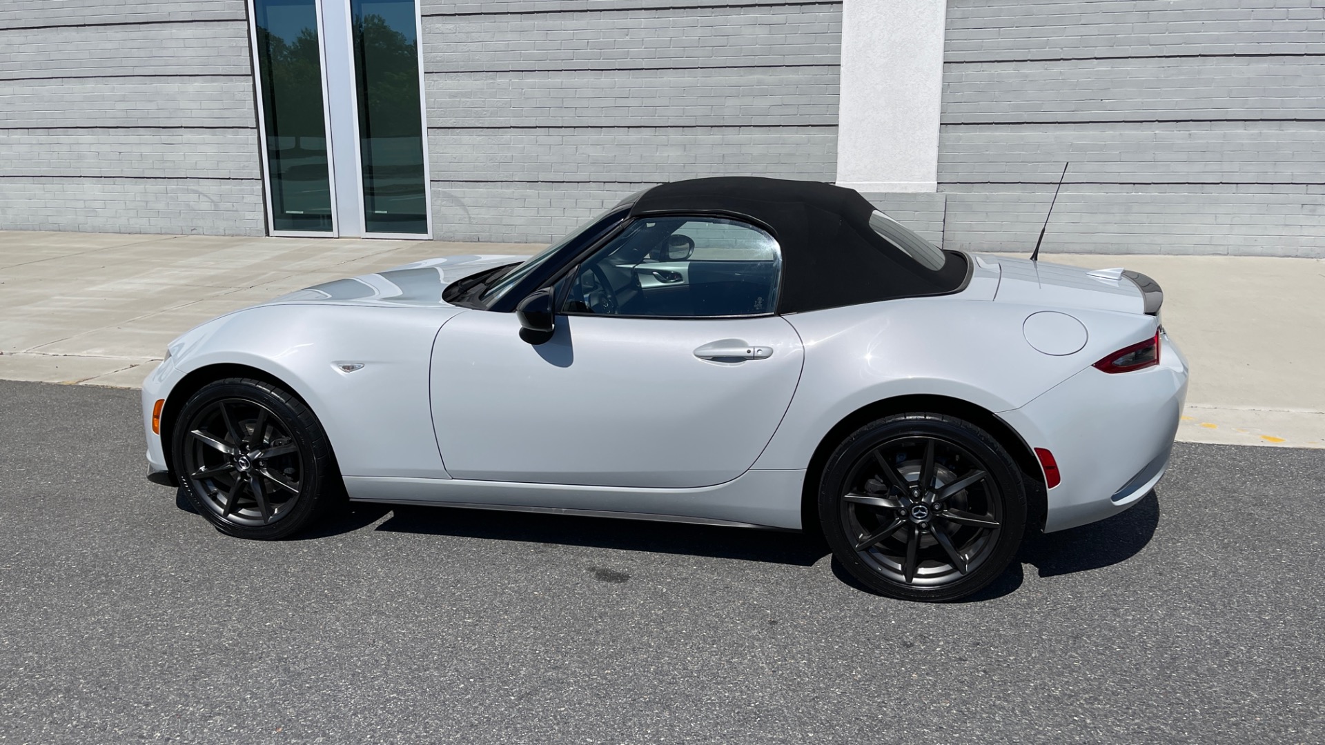 Used 2016 Mazda MX-5 Miata Club / 6SPD / SOFT TOP / 4CYL for sale Sold at Formula Imports in Charlotte NC 28227 4