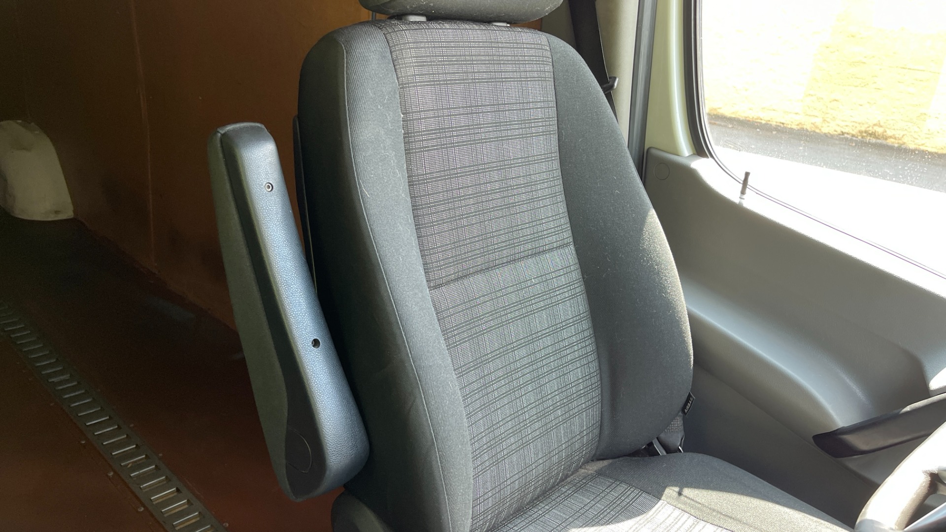 Used 2017 Mercedes-Benz SPRINTER CARGO VAN WORKER / DIESEL / AC / INSULATED / REAR AIR / BACKUP CAMERA / CLOTH SEATS / for sale $16,999 at Formula Imports in Charlotte NC 28227 21