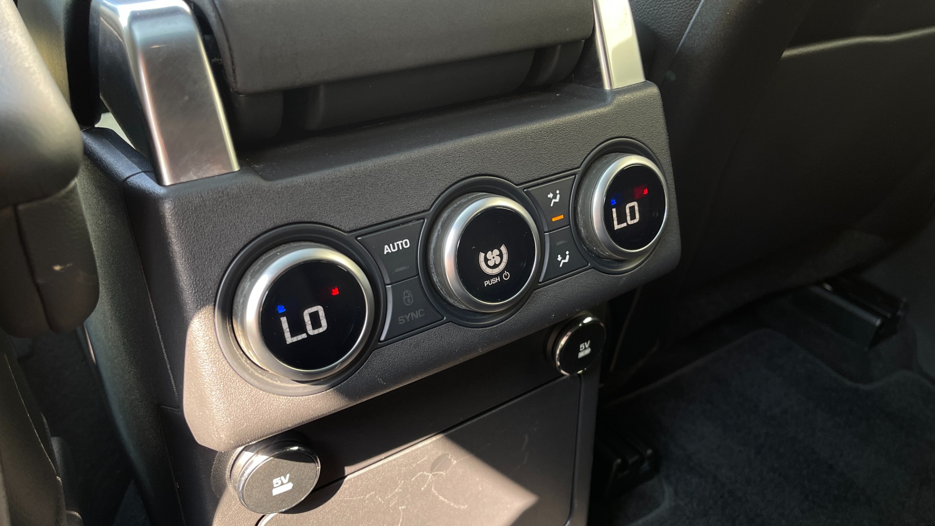 Used 2019 Land Rover Discovery HSE / SEVEN SEAT / DYNAMIC PACKAGE / 21IN WHEELS / REMOTE SEAT PACKAGE for sale $36,500 at Formula Imports in Charlotte NC 28227 23