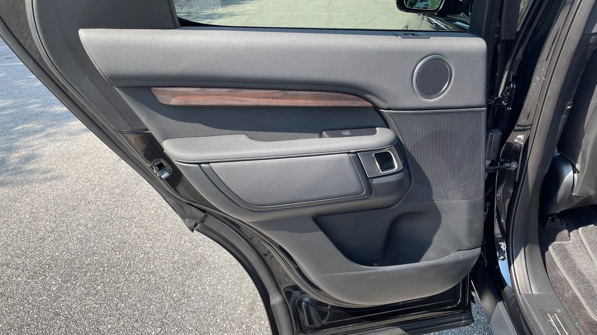 Used 2019 Land Rover Discovery HSE / SEVEN SEAT / DYNAMIC PACKAGE / 21IN WHEELS / REMOTE SEAT PACKAGE for sale Sold at Formula Imports in Charlotte NC 28227 38