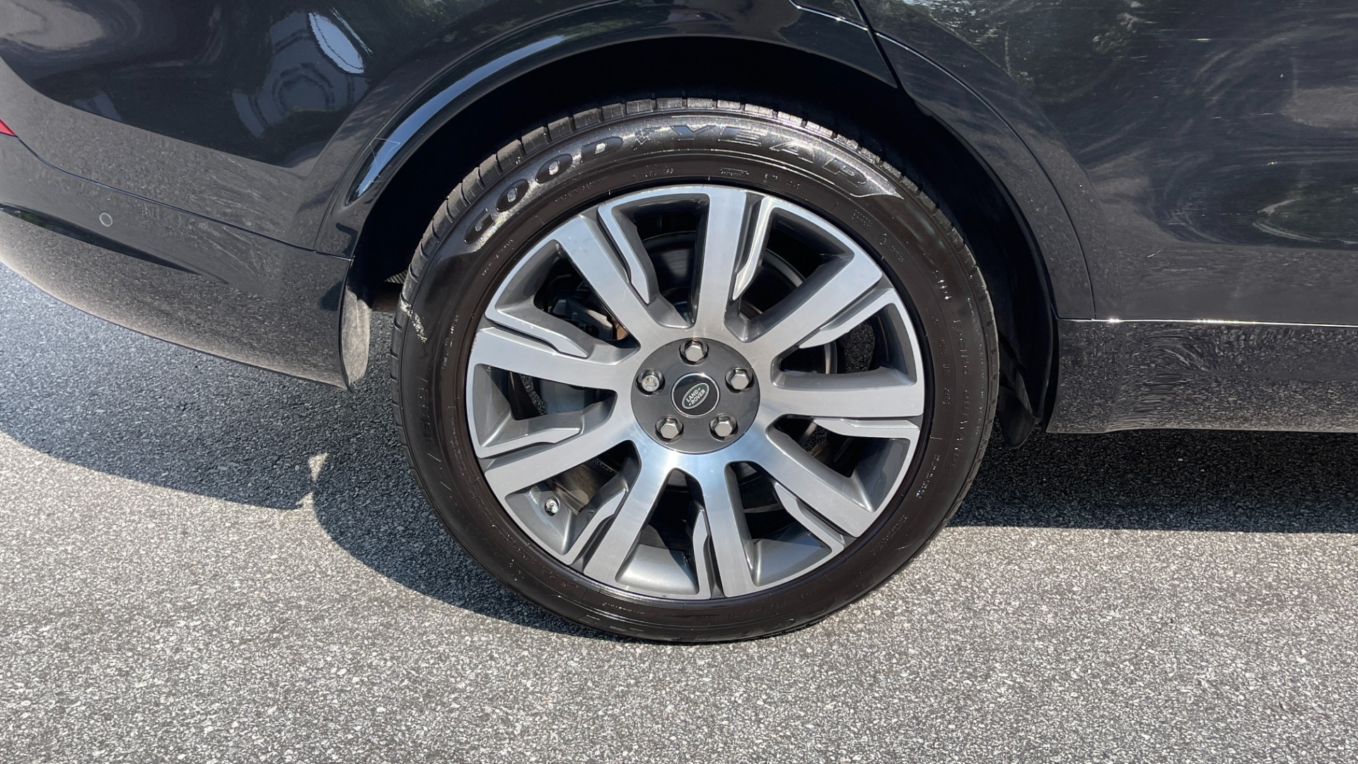 Used 2019 Land Rover Discovery HSE / SEVEN SEAT / DYNAMIC PACKAGE / 21IN WHEELS / REMOTE SEAT PACKAGE for sale Sold at Formula Imports in Charlotte NC 28227 40