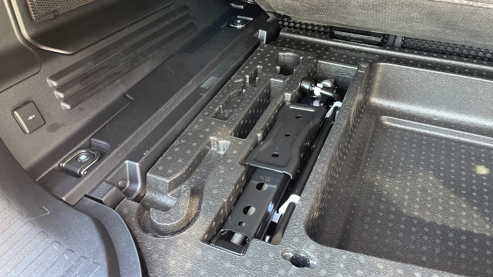 Used 2023 Land Rover Defender X / BLACK EXTERIOR PACKAGE / 22IN WHEELS / HITCH / LEATHER for sale Sold at Formula Imports in Charlotte NC 28227 39