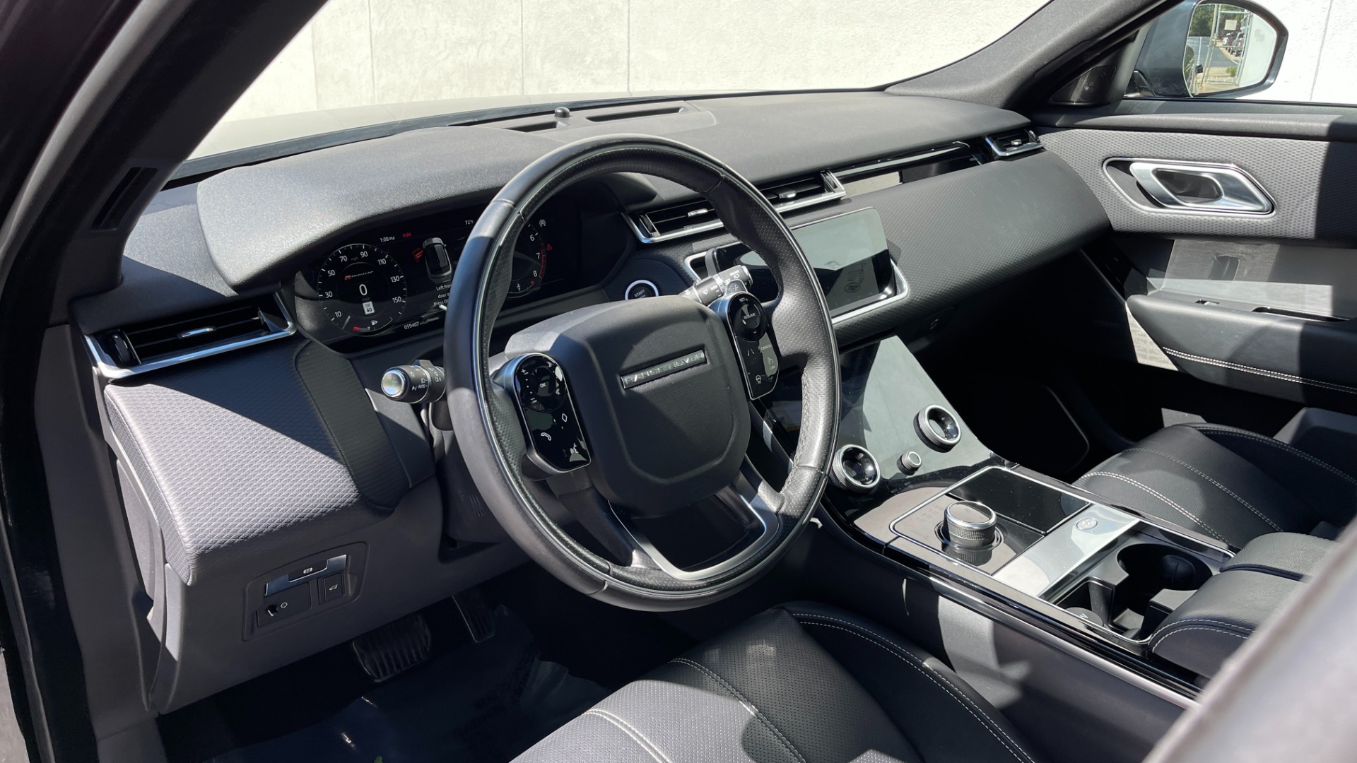Used 2018 Land Rover Range Rover Velar R-Dynamic SE / POWER PRO / HEATED SEATS / REAR CONVENIENCE for sale $41,200 at Formula Imports in Charlotte NC 28227 12
