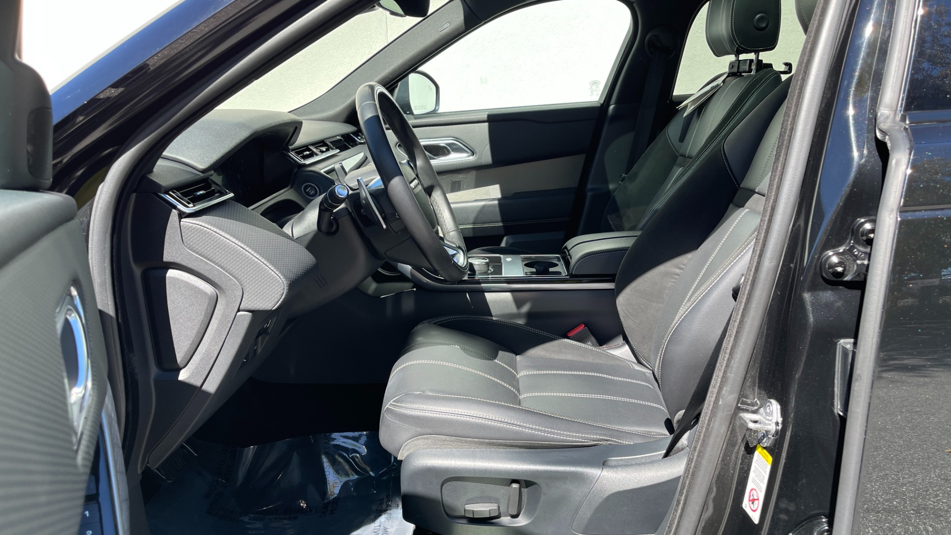Used 2018 Land Rover Range Rover Velar R-Dynamic SE / POWER PRO / HEATED SEATS / REAR CONVENIENCE for sale $41,200 at Formula Imports in Charlotte NC 28227 13