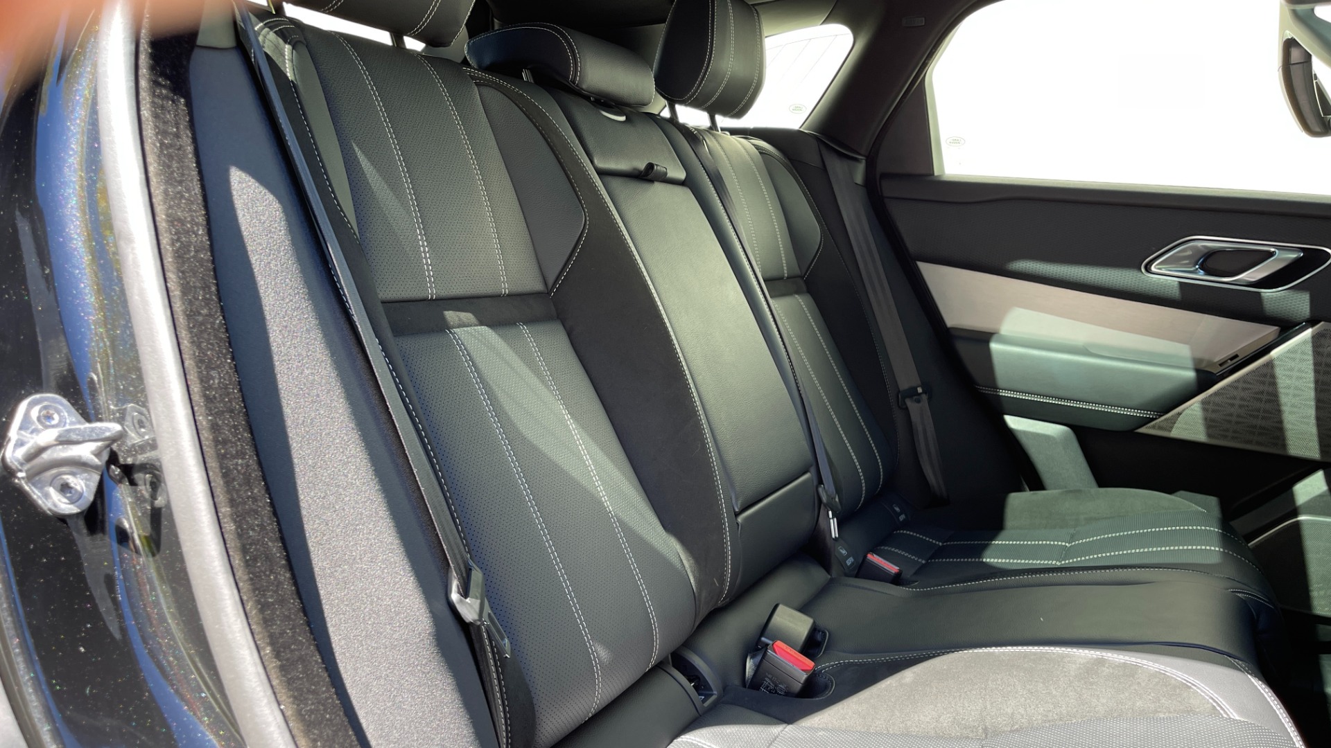 Used 2018 Land Rover Range Rover Velar R-Dynamic SE / POWER PRO / HEATED SEATS / REAR CONVENIENCE for sale Sold at Formula Imports in Charlotte NC 28227 17