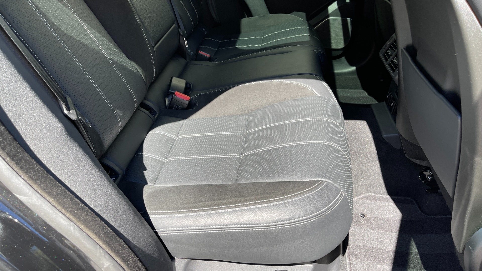 Used 2018 Land Rover Range Rover Velar R-Dynamic SE / POWER PRO / HEATED SEATS / REAR CONVENIENCE for sale Sold at Formula Imports in Charlotte NC 28227 18