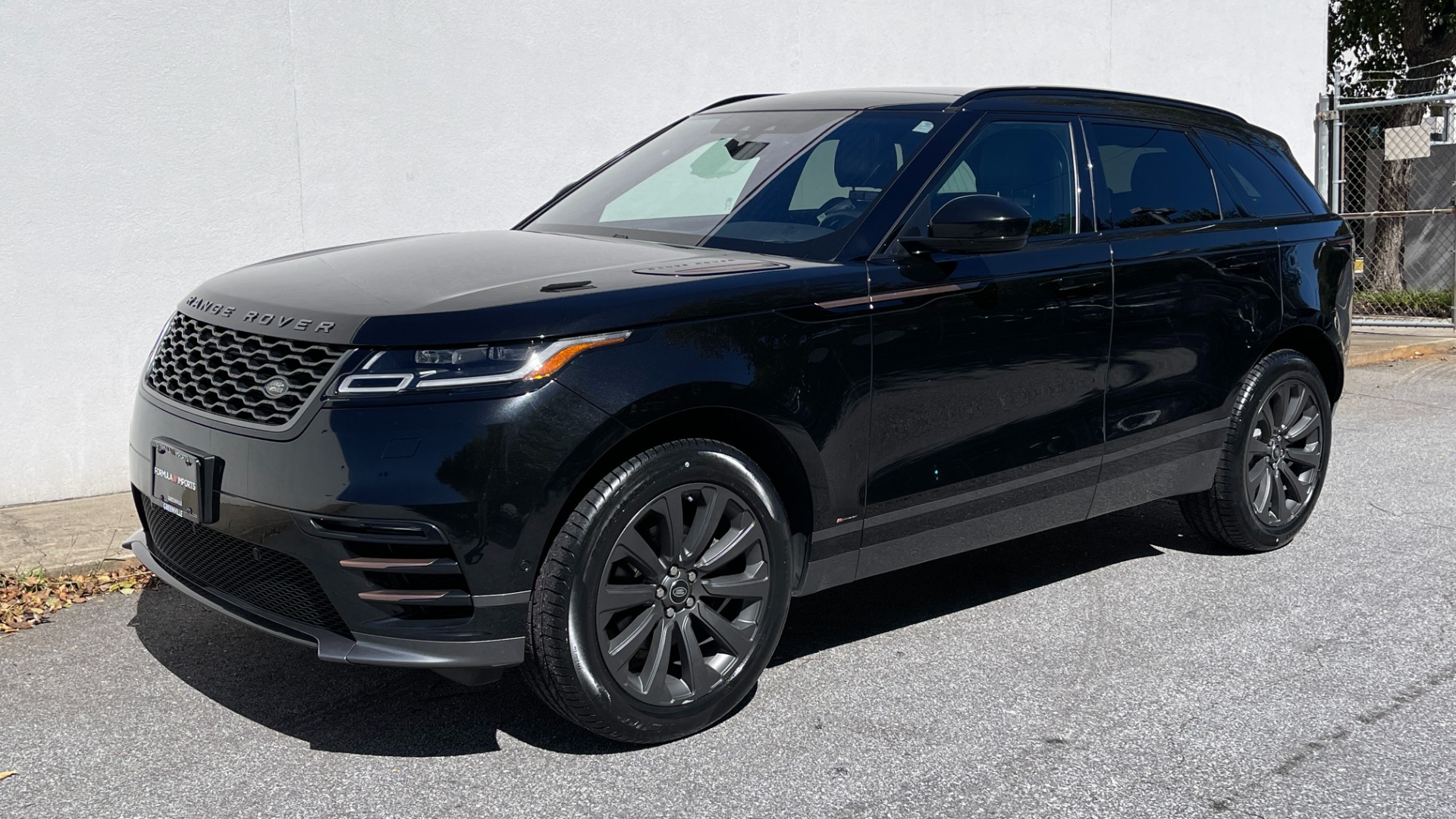 Used 2018 Land Rover Range Rover Velar R-Dynamic SE / POWER PRO / HEATED SEATS / REAR CONVENIENCE for sale $41,200 at Formula Imports in Charlotte NC 28227 2