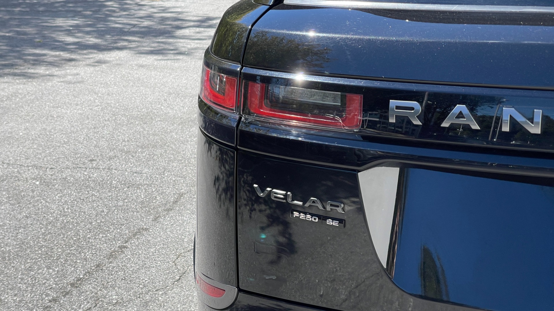 Used 2018 Land Rover Range Rover Velar R-Dynamic SE / POWER PRO / HEATED SEATS / REAR CONVENIENCE for sale Sold at Formula Imports in Charlotte NC 28227 24