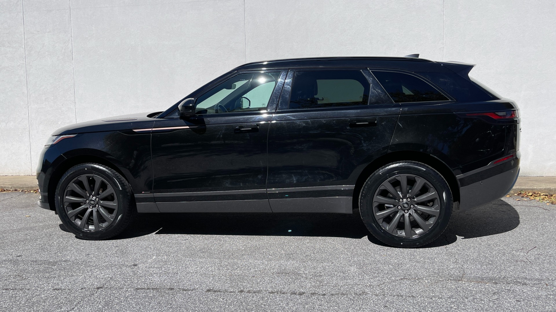 Used 2018 Land Rover Range Rover Velar R-Dynamic SE / POWER PRO / HEATED SEATS / REAR CONVENIENCE for sale Sold at Formula Imports in Charlotte NC 28227 3