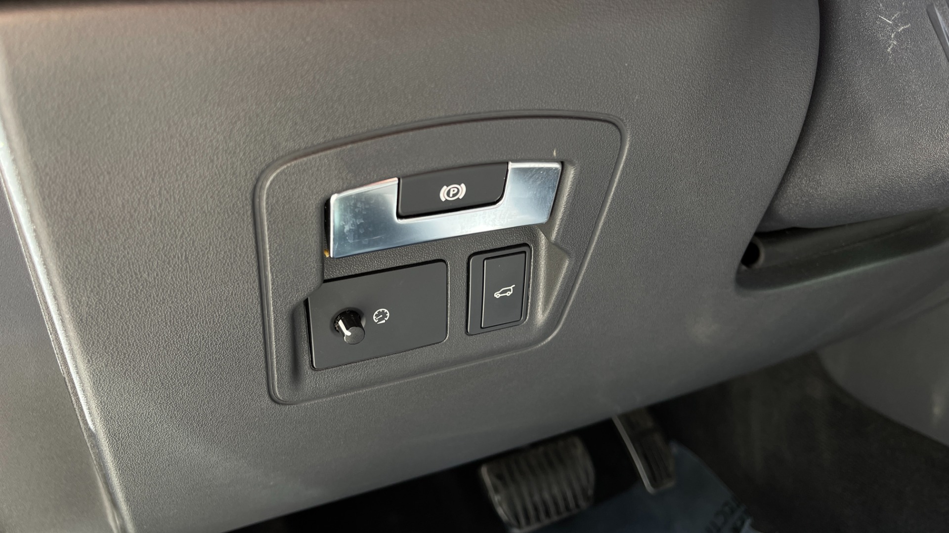 Used 2018 Land Rover Range Rover Velar R-Dynamic SE / POWER PRO / HEATED SEATS / REAR CONVENIENCE for sale $41,200 at Formula Imports in Charlotte NC 28227 34
