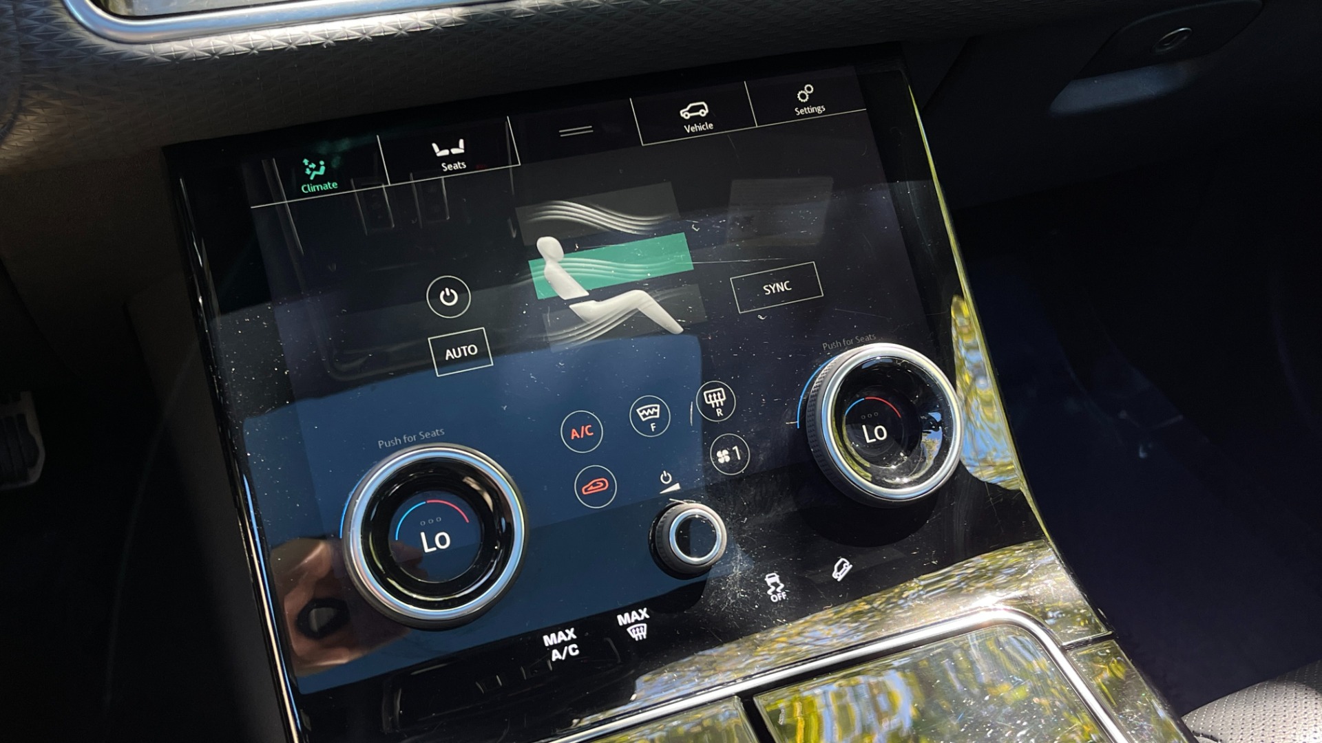 Used 2018 Land Rover Range Rover Velar R-Dynamic SE / POWER PRO / HEATED SEATS / REAR CONVENIENCE for sale Sold at Formula Imports in Charlotte NC 28227 41