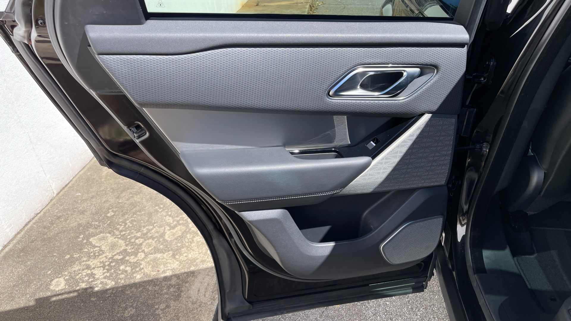 Used 2018 Land Rover Range Rover Velar R-Dynamic SE / POWER PRO / HEATED SEATS / REAR CONVENIENCE for sale Sold at Formula Imports in Charlotte NC 28227 43