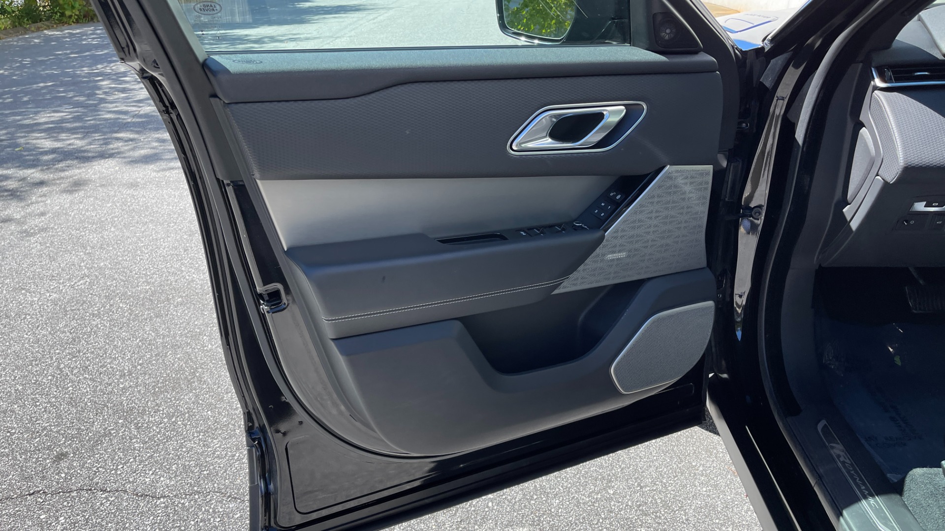 Used 2018 Land Rover Range Rover Velar R-Dynamic SE / POWER PRO / HEATED SEATS / REAR CONVENIENCE for sale Sold at Formula Imports in Charlotte NC 28227 44