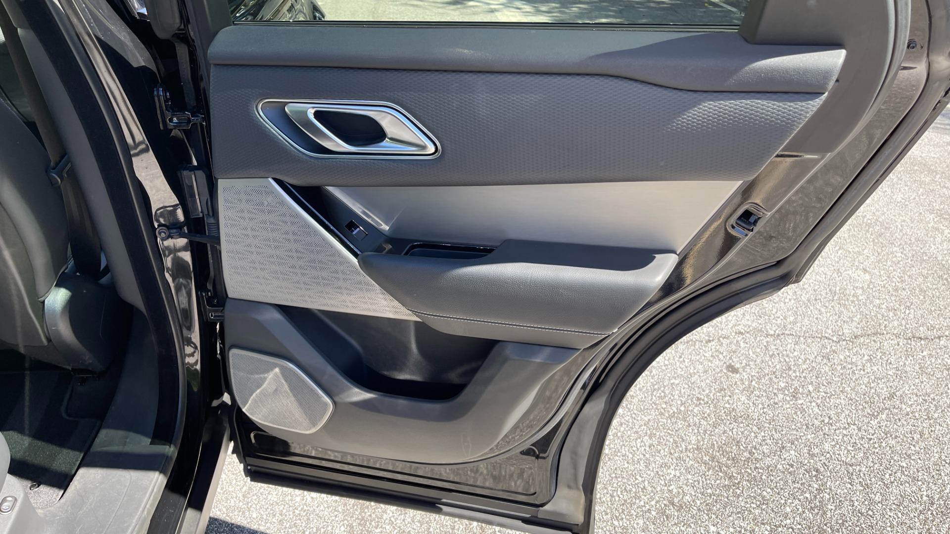 Used 2018 Land Rover Range Rover Velar R-Dynamic SE / POWER PRO / HEATED SEATS / REAR CONVENIENCE for sale Sold at Formula Imports in Charlotte NC 28227 45