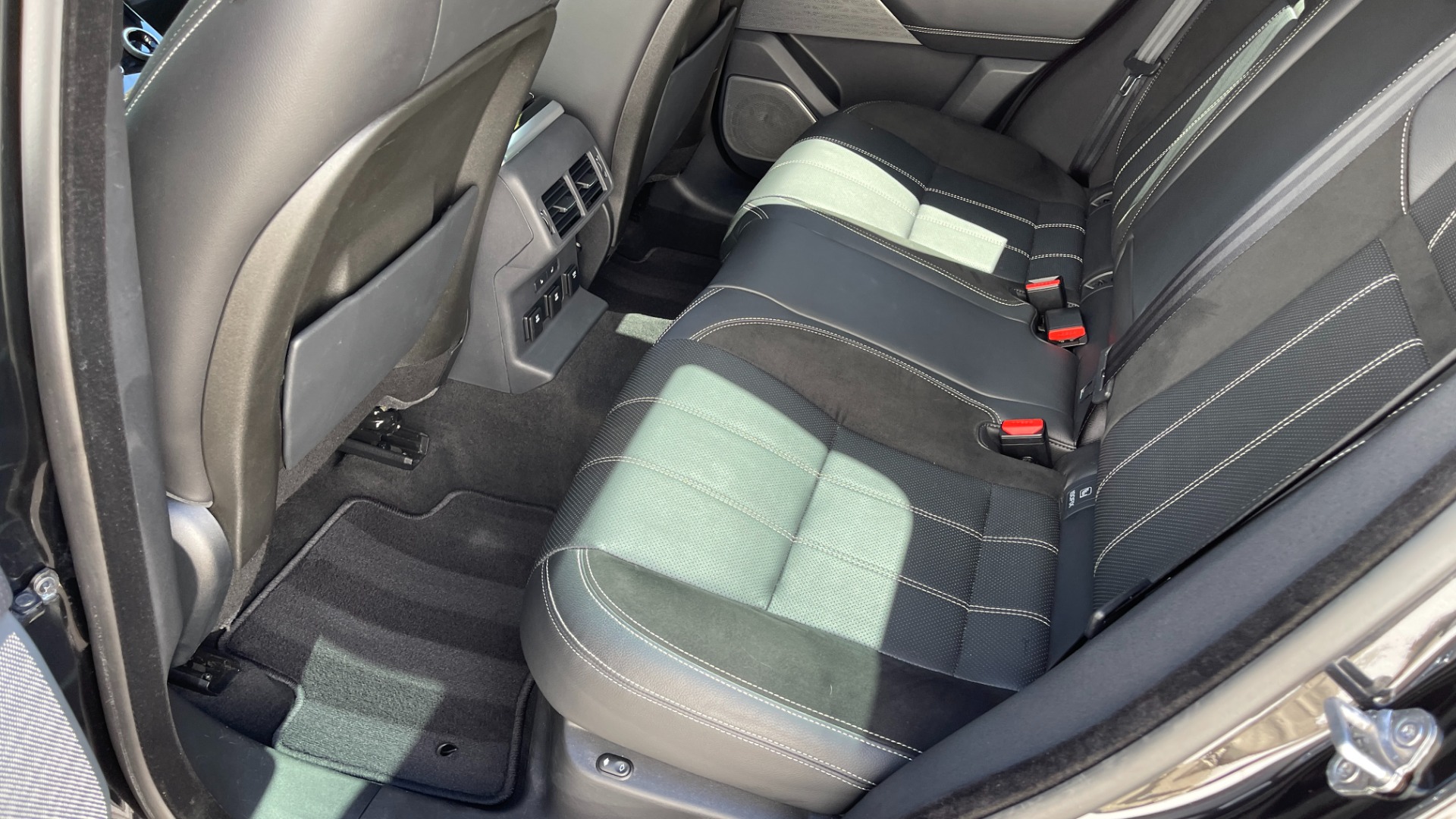 Used 2018 Land Rover Range Rover Velar R-Dynamic SE / POWER PRO / HEATED SEATS / REAR CONVENIENCE for sale Sold at Formula Imports in Charlotte NC 28227 9