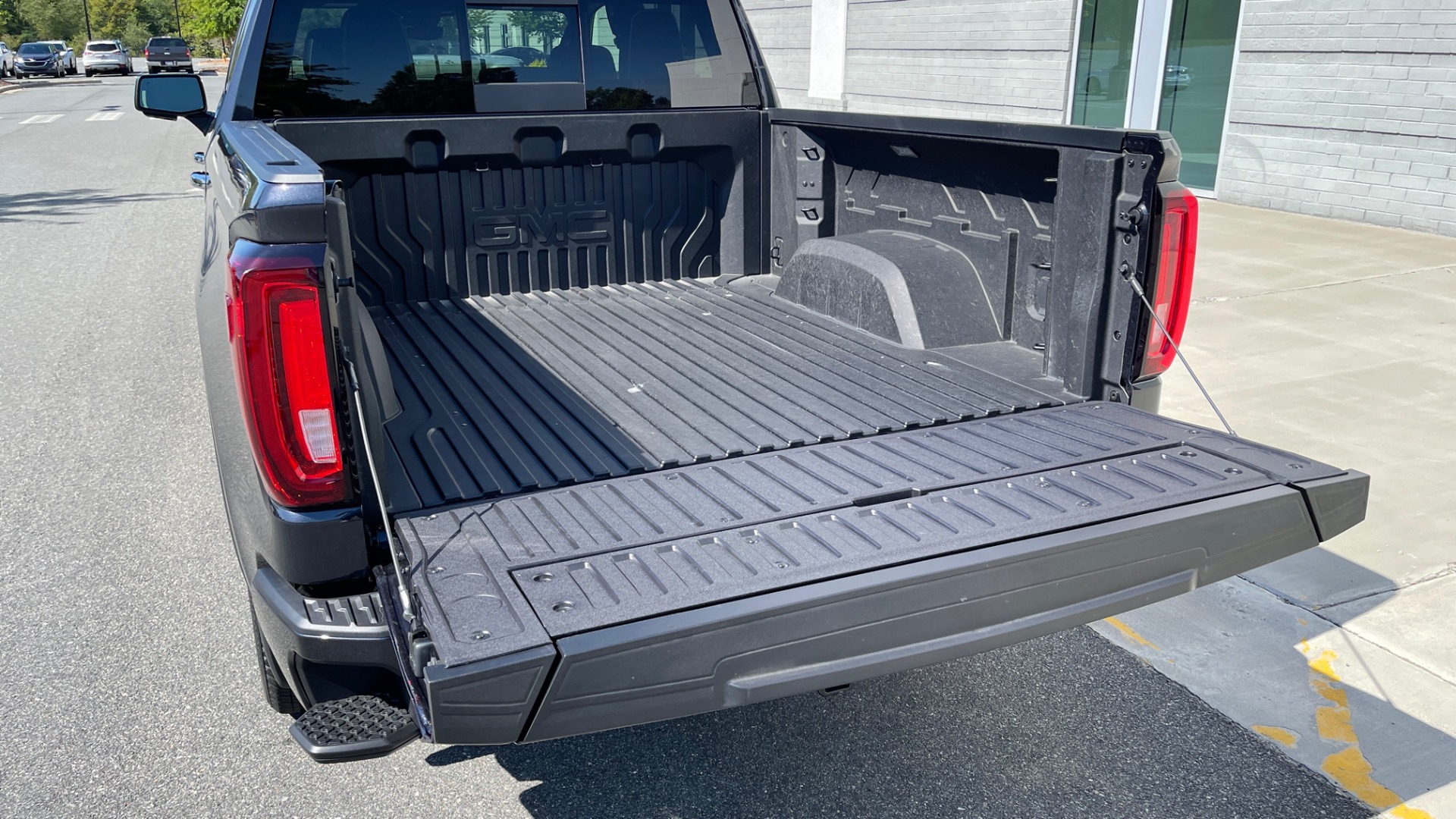 Used 2022 GMC Sierra 1500 DENALI ULTIMATE / 6.2L V8 / 22IN WHEELS / LEATHER / COOLED SEATS for sale $110,500 at Formula Imports in Charlotte NC 28227 29