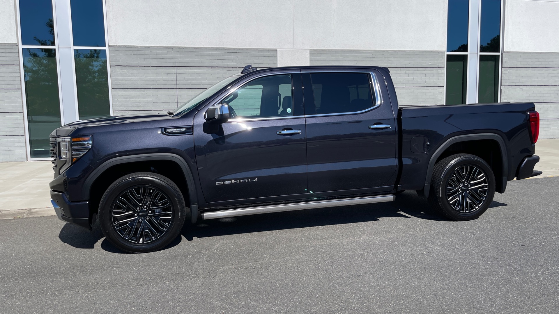 Used 2022 GMC Sierra 1500 DENALI ULTIMATE / 6.2L V8 / 22IN WHEELS / LEATHER / COOLED SEATS for sale Sold at Formula Imports in Charlotte NC 28227 3
