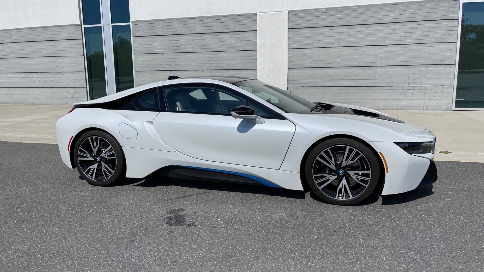 Used 2014 BMW i8 PURE IMPULSE WORLD / BLUE SEATBELTS / PERFORATED LEATHER / LED HEADLIGHTS for sale $75,999 at Formula Imports in Charlotte NC 28227 2