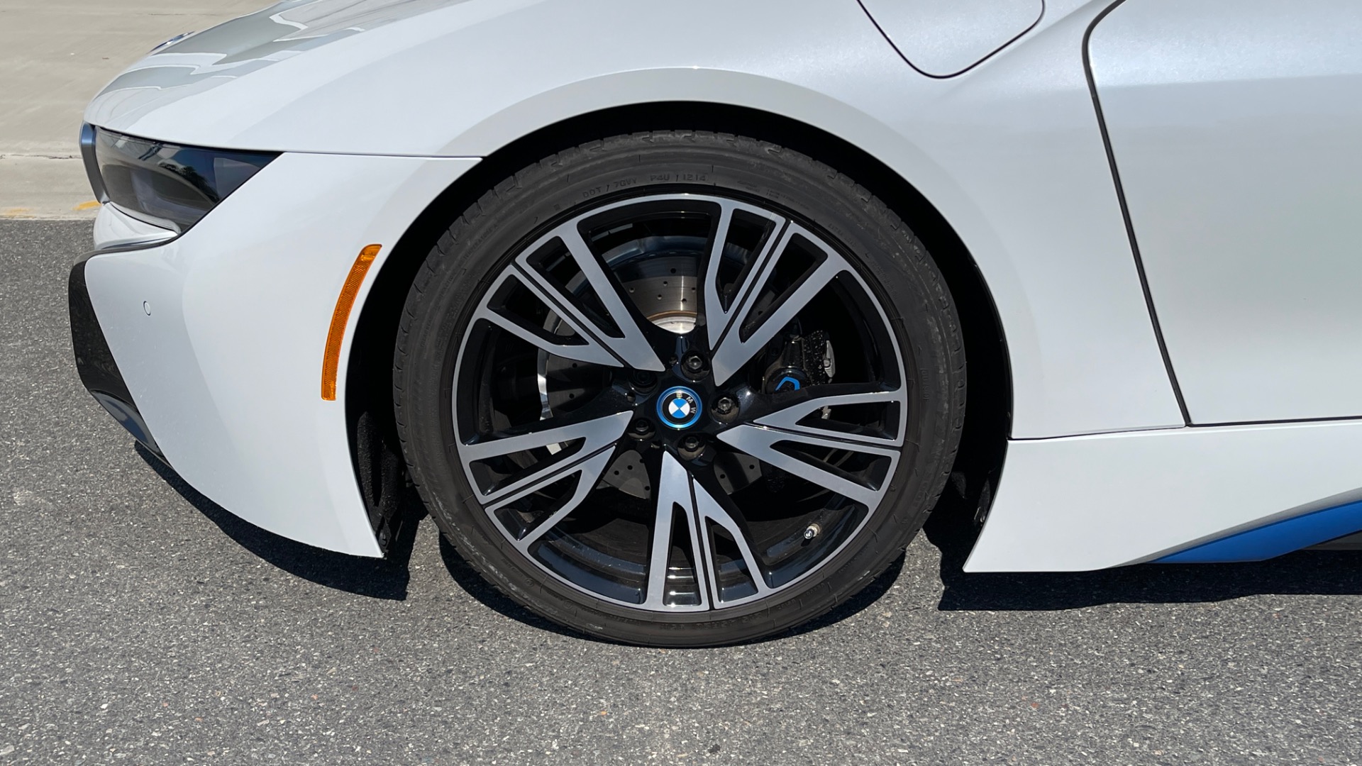 Used 2014 BMW i8 PURE IMPULSE WORLD / BLUE SEATBELTS / PERFORATED LEATHER / LED HEADLIGHTS for sale $75,999 at Formula Imports in Charlotte NC 28227 32