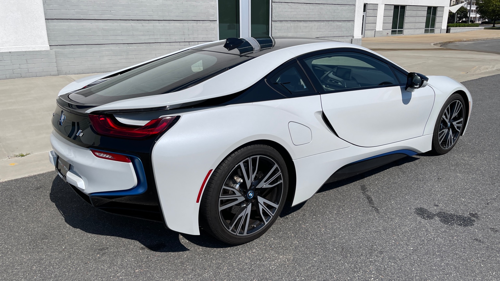 Used 2014 BMW i8 PURE IMPULSE WORLD / BLUE SEATBELTS / PERFORATED LEATHER / LED HEADLIGHTS for sale $75,999 at Formula Imports in Charlotte NC 28227 4