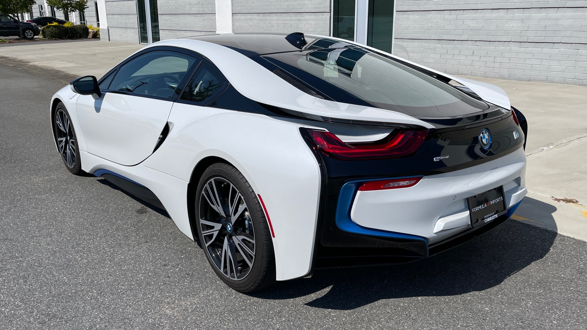 Used 2014 BMW i8 PURE IMPULSE WORLD / BLUE SEATBELTS / PERFORATED LEATHER / LED HEADLIGHTS for sale $75,999 at Formula Imports in Charlotte NC 28227 5