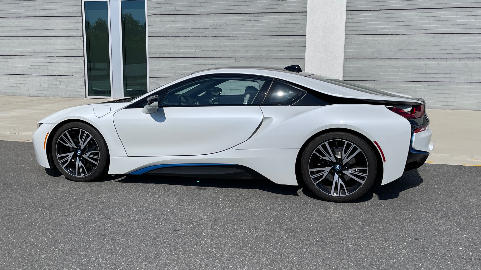 Used 2014 BMW i8 PURE IMPULSE WORLD / BLUE SEATBELTS / PERFORATED LEATHER / LED HEADLIGHTS for sale $75,999 at Formula Imports in Charlotte NC 28227 6