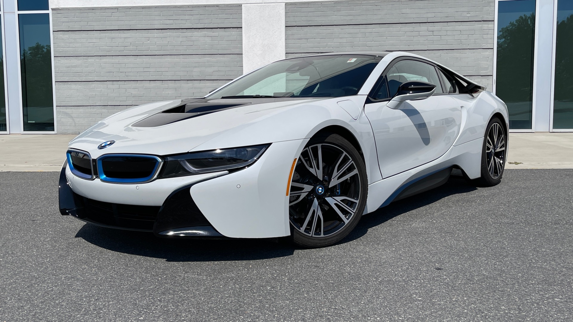 Used 2014 BMW i8 PURE IMPULSE WORLD / BLUE SEATBELTS / PERFORATED LEATHER / LED HEADLIGHTS for sale $75,999 at Formula Imports in Charlotte NC 28227 1