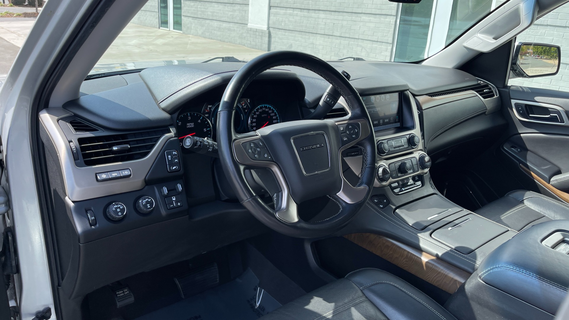 Used 2019 GMC Yukon XL DENALI / LEATHER / 4WD / CAPTAINS CHAIRS / 3 ROW SEATING for sale Sold at Formula Imports in Charlotte NC 28227 12