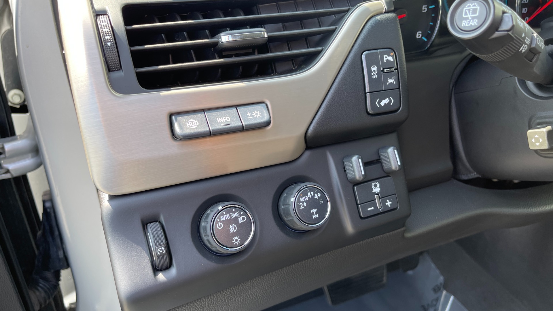 Used 2019 GMC Yukon XL DENALI / LEATHER / 4WD / CAPTAINS CHAIRS / 3 ROW SEATING for sale Sold at Formula Imports in Charlotte NC 28227 16