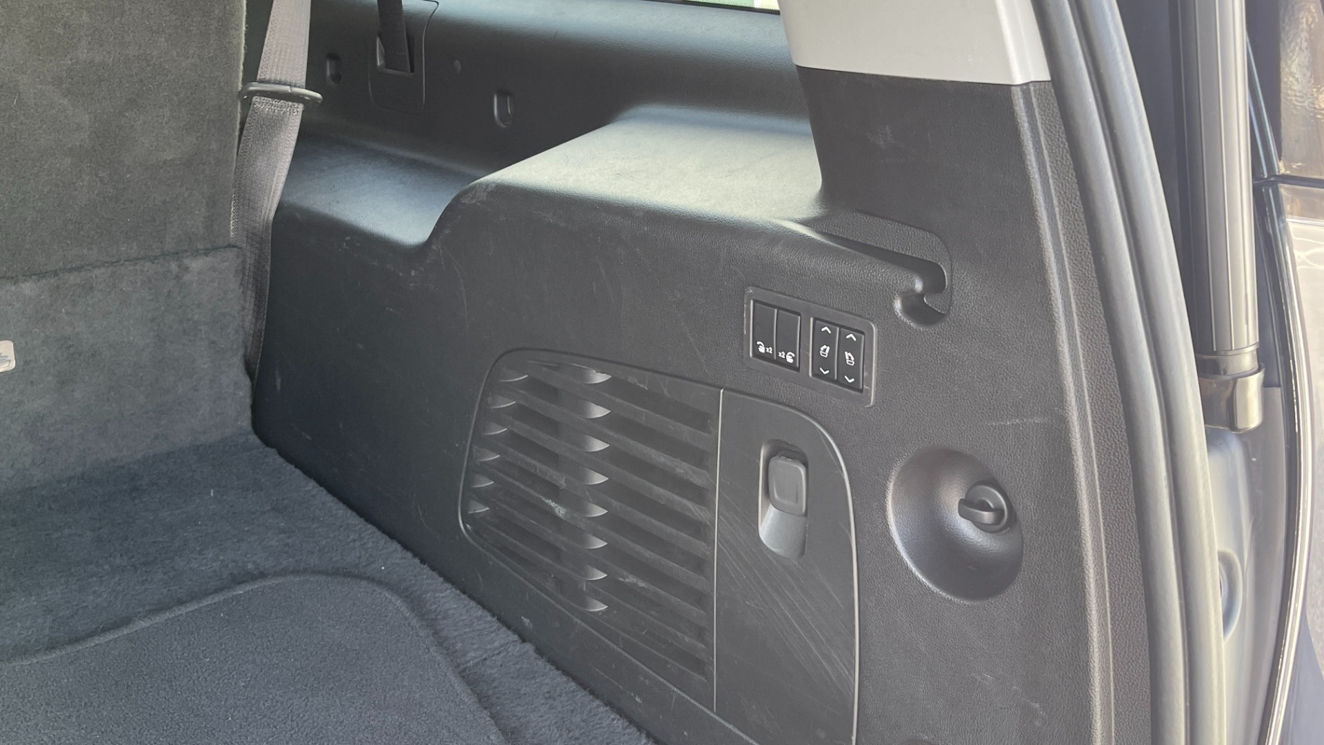 Used 2019 GMC Yukon XL DENALI / LEATHER / 4WD / CAPTAINS CHAIRS / 3 ROW SEATING for sale Sold at Formula Imports in Charlotte NC 28227 33