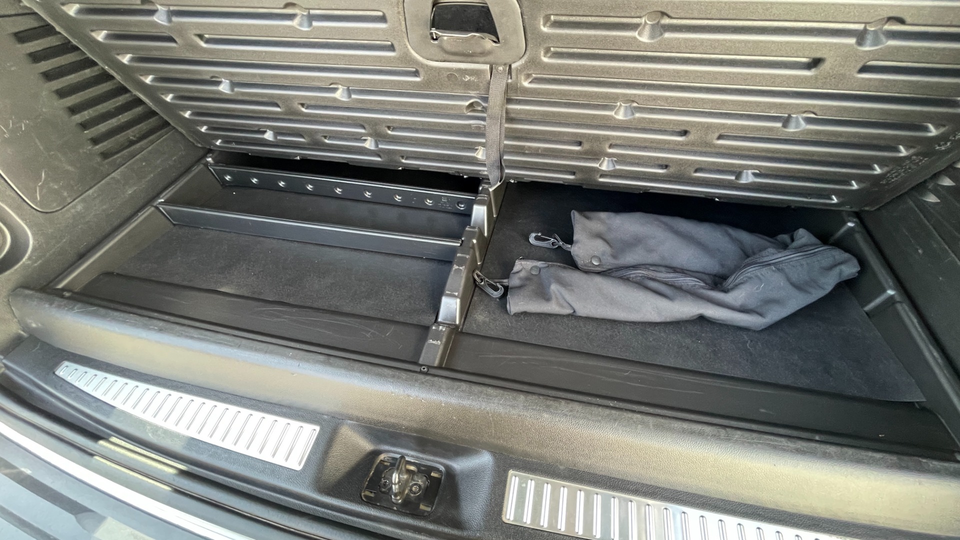 Used 2019 GMC Yukon XL DENALI / LEATHER / 4WD / CAPTAINS CHAIRS / 3 ROW SEATING for sale Sold at Formula Imports in Charlotte NC 28227 35