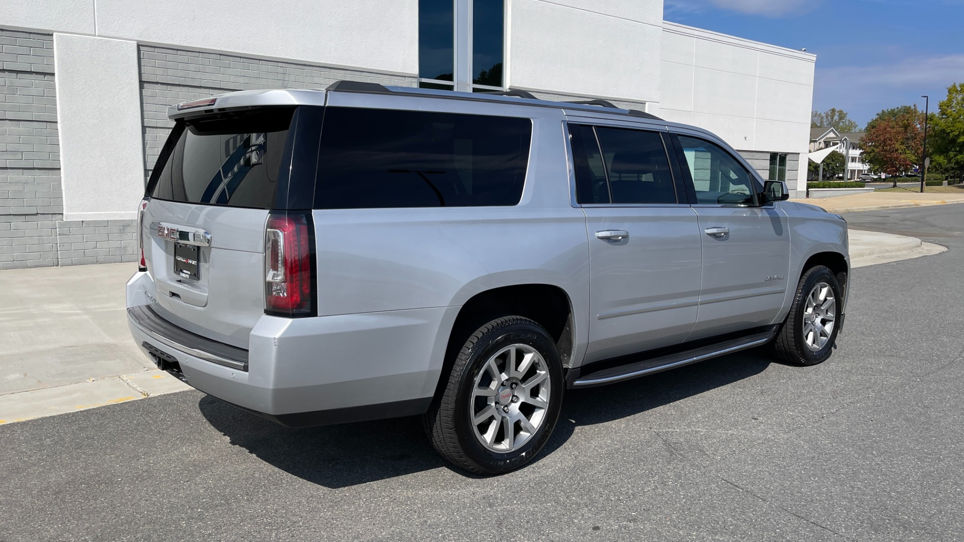 Used 2019 GMC Yukon XL DENALI / LEATHER / 4WD / CAPTAINS CHAIRS / 3 ROW SEATING for sale Sold at Formula Imports in Charlotte NC 28227 4