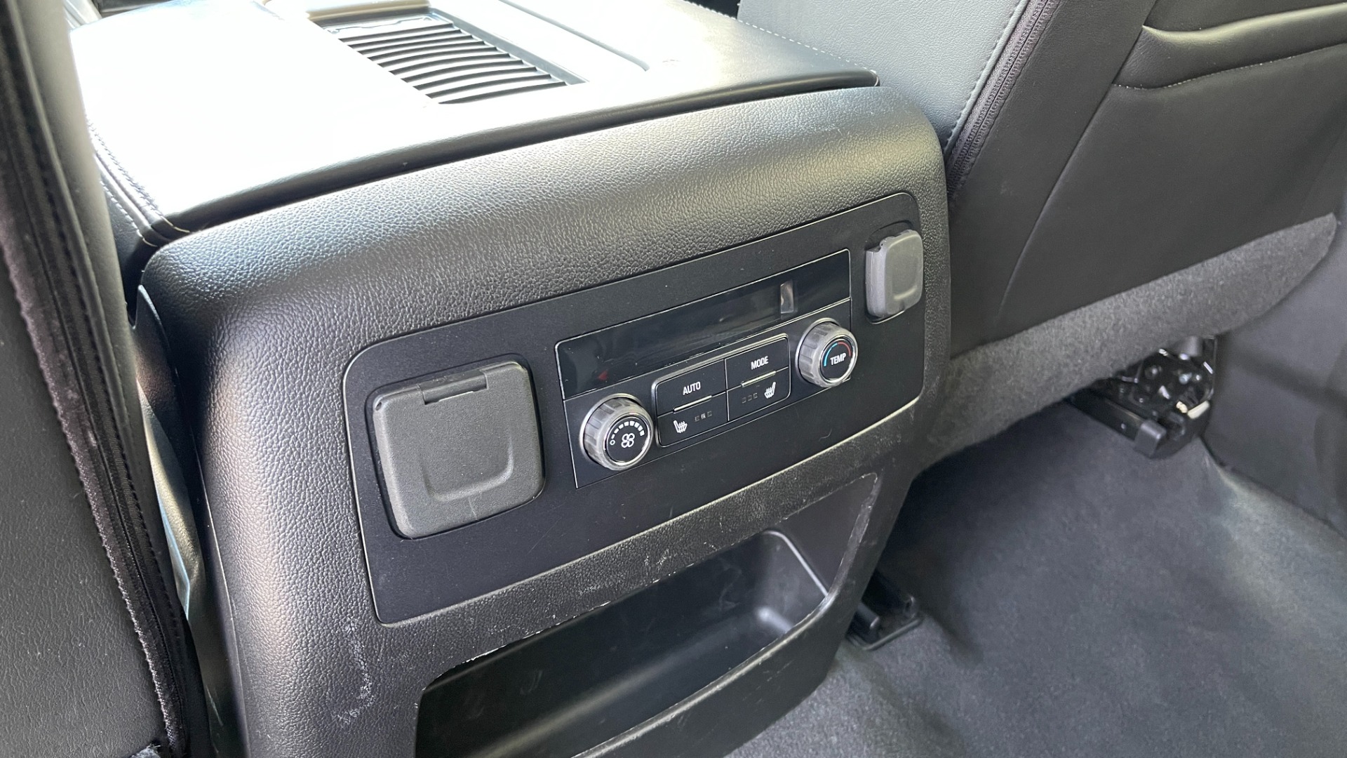 Used 2019 GMC Yukon XL DENALI / LEATHER / 4WD / CAPTAINS CHAIRS / 3 ROW SEATING for sale Sold at Formula Imports in Charlotte NC 28227 46