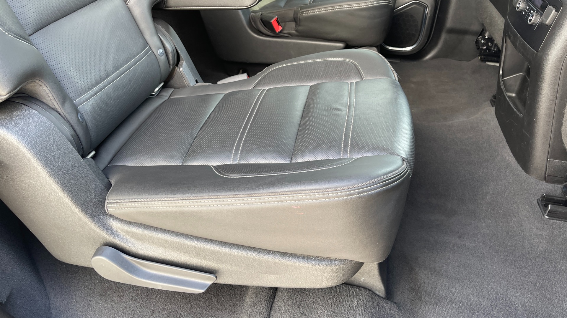 Used 2019 GMC Yukon XL DENALI / LEATHER / 4WD / CAPTAINS CHAIRS / 3 ROW SEATING for sale Sold at Formula Imports in Charlotte NC 28227 50