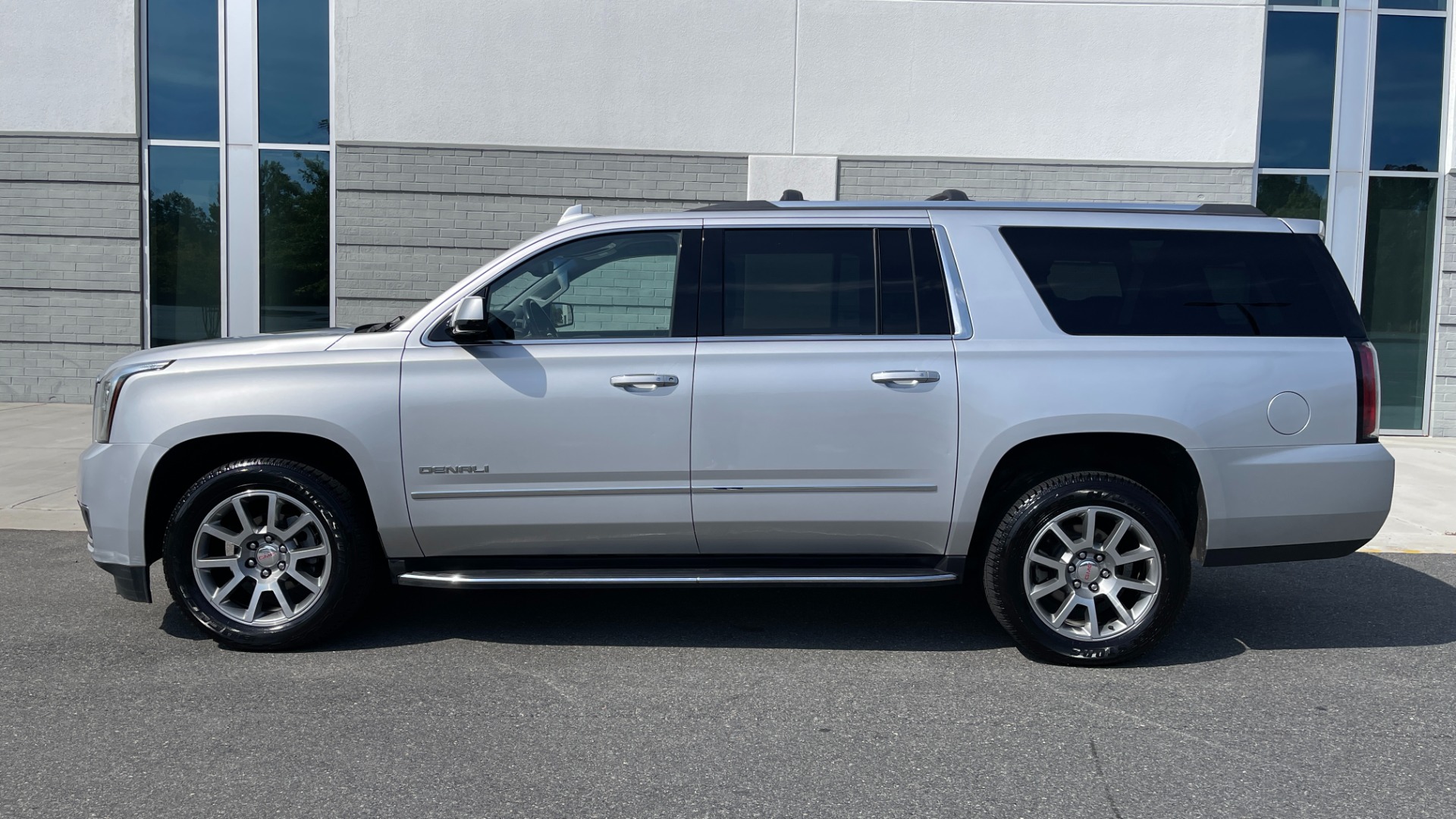 Used 2019 GMC Yukon XL DENALI / LEATHER / 4WD / CAPTAINS CHAIRS / 3 ROW SEATING for sale Sold at Formula Imports in Charlotte NC 28227 7