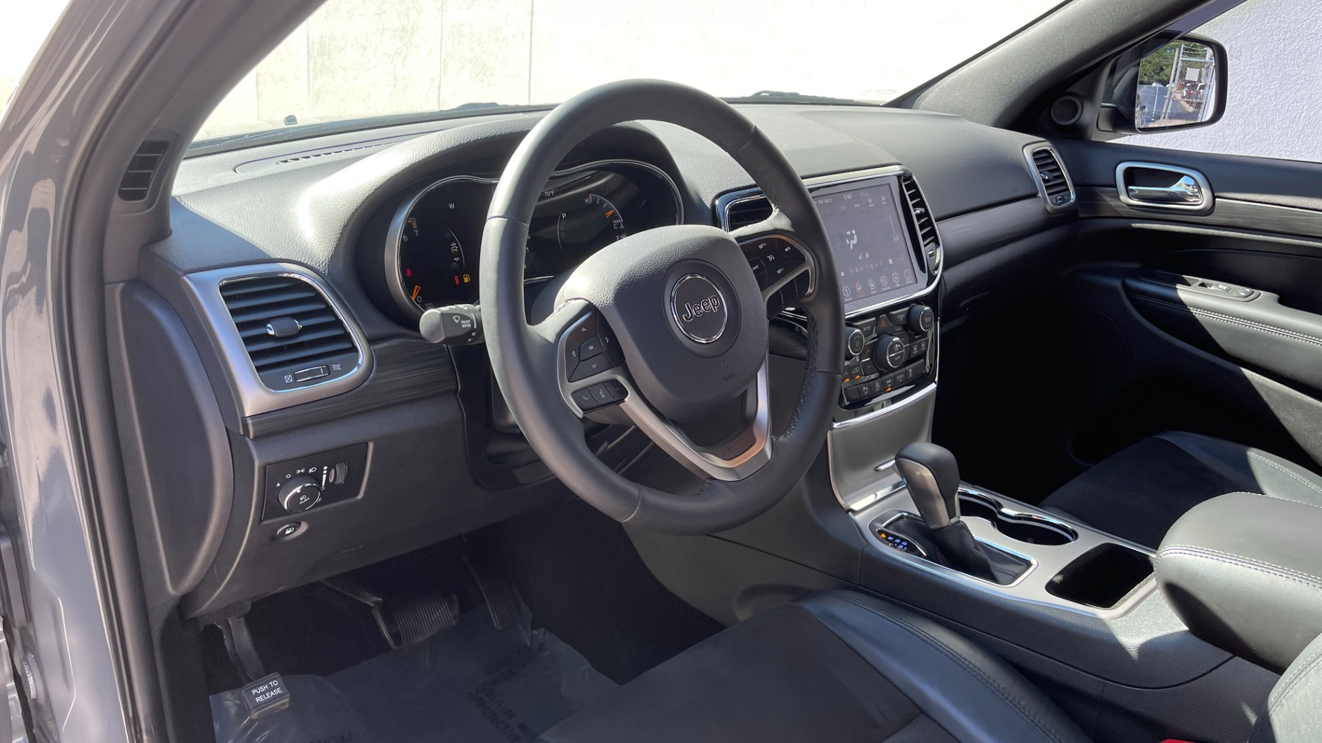 Used 2019 Jeep Grand Cherokee ALTITUDE / BLACK 20IN WHEELS / BLACK TRIM / SUNROOF / HEATED SEATS for sale Sold at Formula Imports in Charlotte NC 28227 12