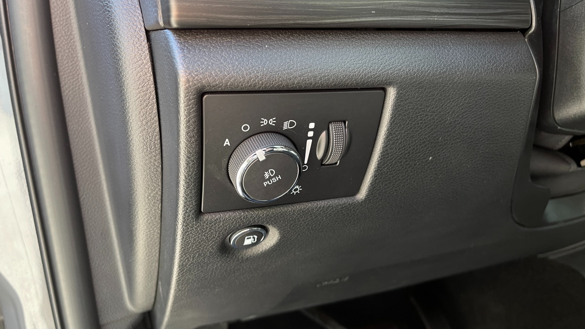 Used 2019 Jeep Grand Cherokee ALTITUDE / BLACK 20IN WHEELS / BLACK TRIM / SUNROOF / HEATED SEATS for sale Sold at Formula Imports in Charlotte NC 28227 18