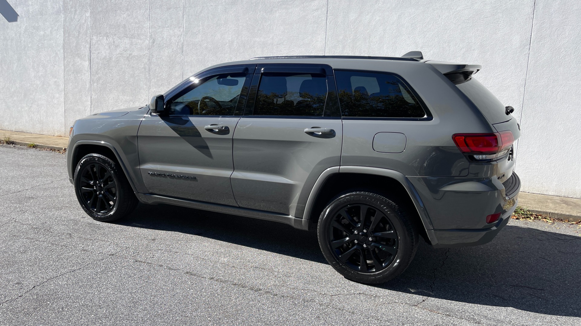 Used 2019 Jeep Grand Cherokee ALTITUDE / BLACK 20IN WHEELS / BLACK TRIM / SUNROOF / HEATED SEATS for sale Sold at Formula Imports in Charlotte NC 28227 4