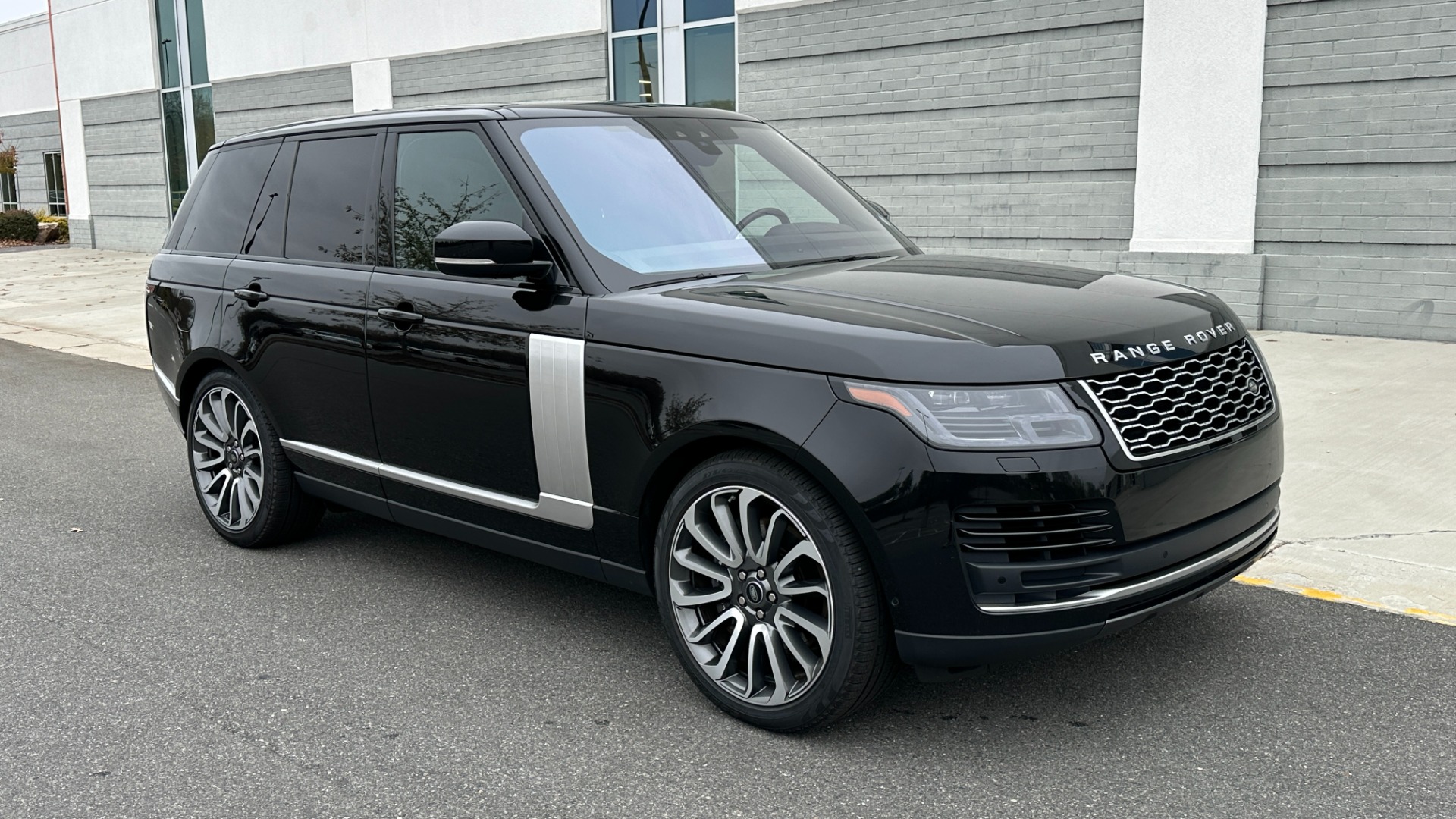 Used 2020 Land Rover Range Rover P525 HSE / DRIVE PRO PACK / ATLAS ACCENTS / 20 WAY SEATING / MERIDIAN SOUND for sale $90,995 at Formula Imports in Charlotte NC 28227 5