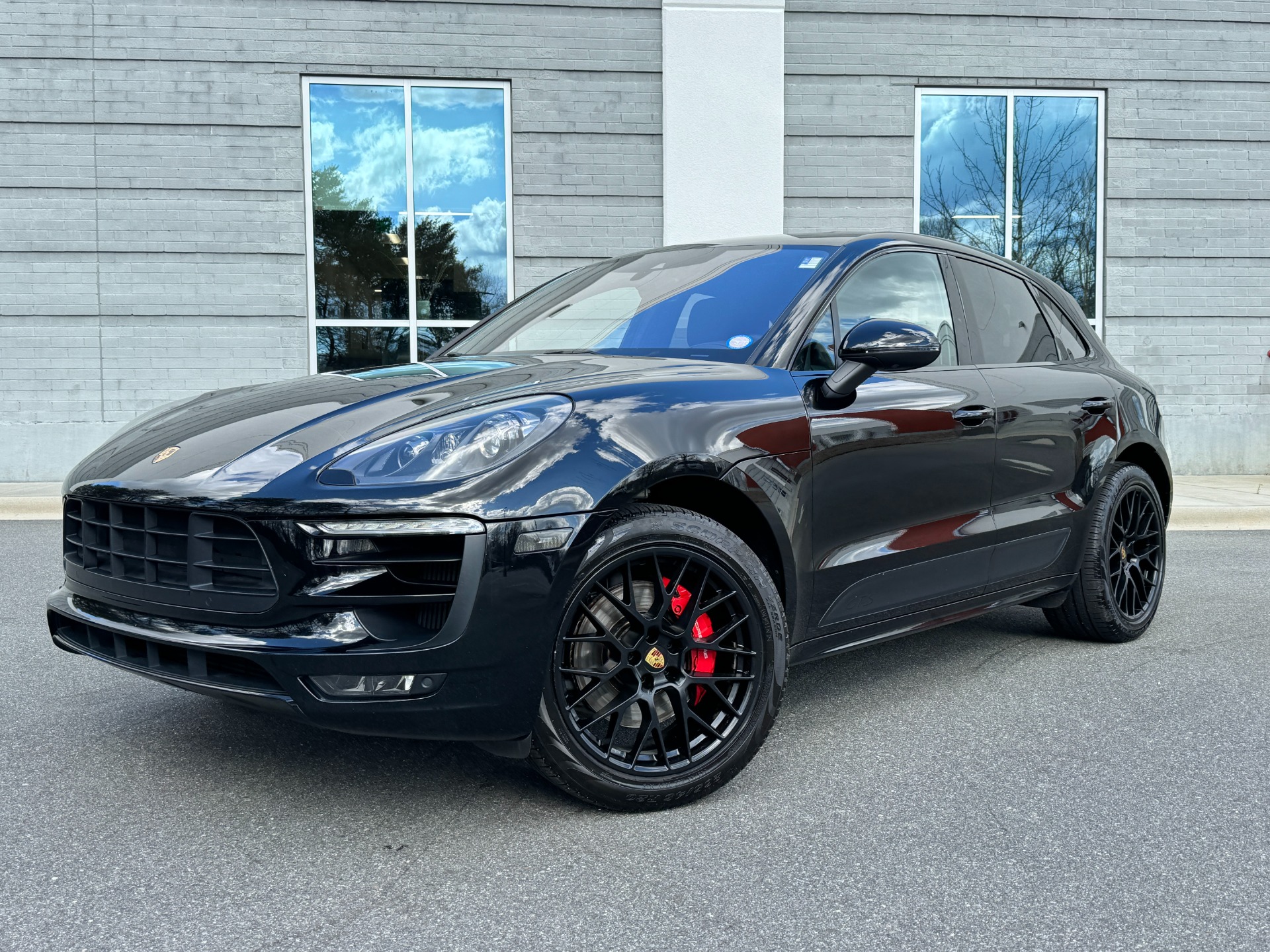 Used 2018 Porsche Macan GTS / 20IN WHEELS / PREMIUM PLUS / BOSE / SPORT SEATS for sale $53,995 at Formula Imports in Charlotte NC 28227 1