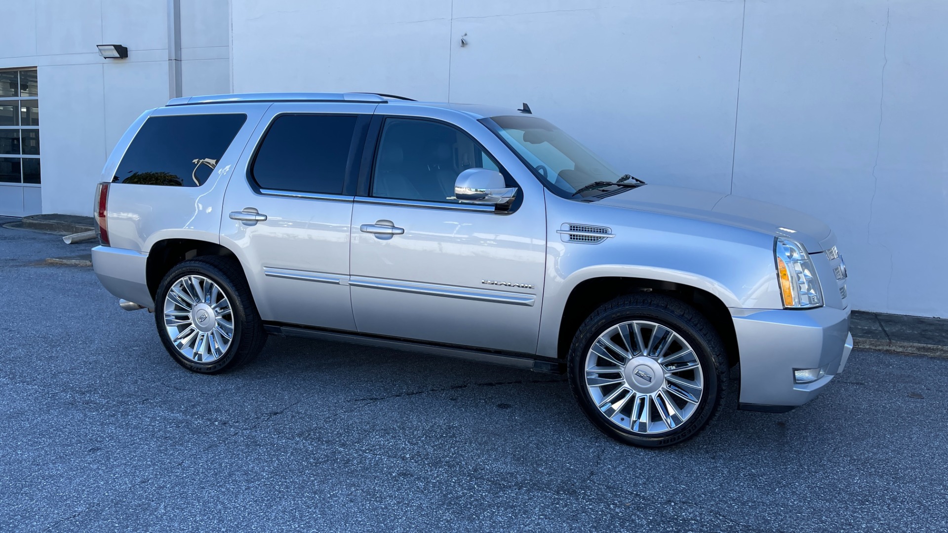 Used 2013 Cadillac Escalade PREMIUM / NAVIGATION / LEATHER / 3 ROW / AWD / LED LIGHTS for sale $25,599 at Formula Imports in Charlotte NC 28227 4