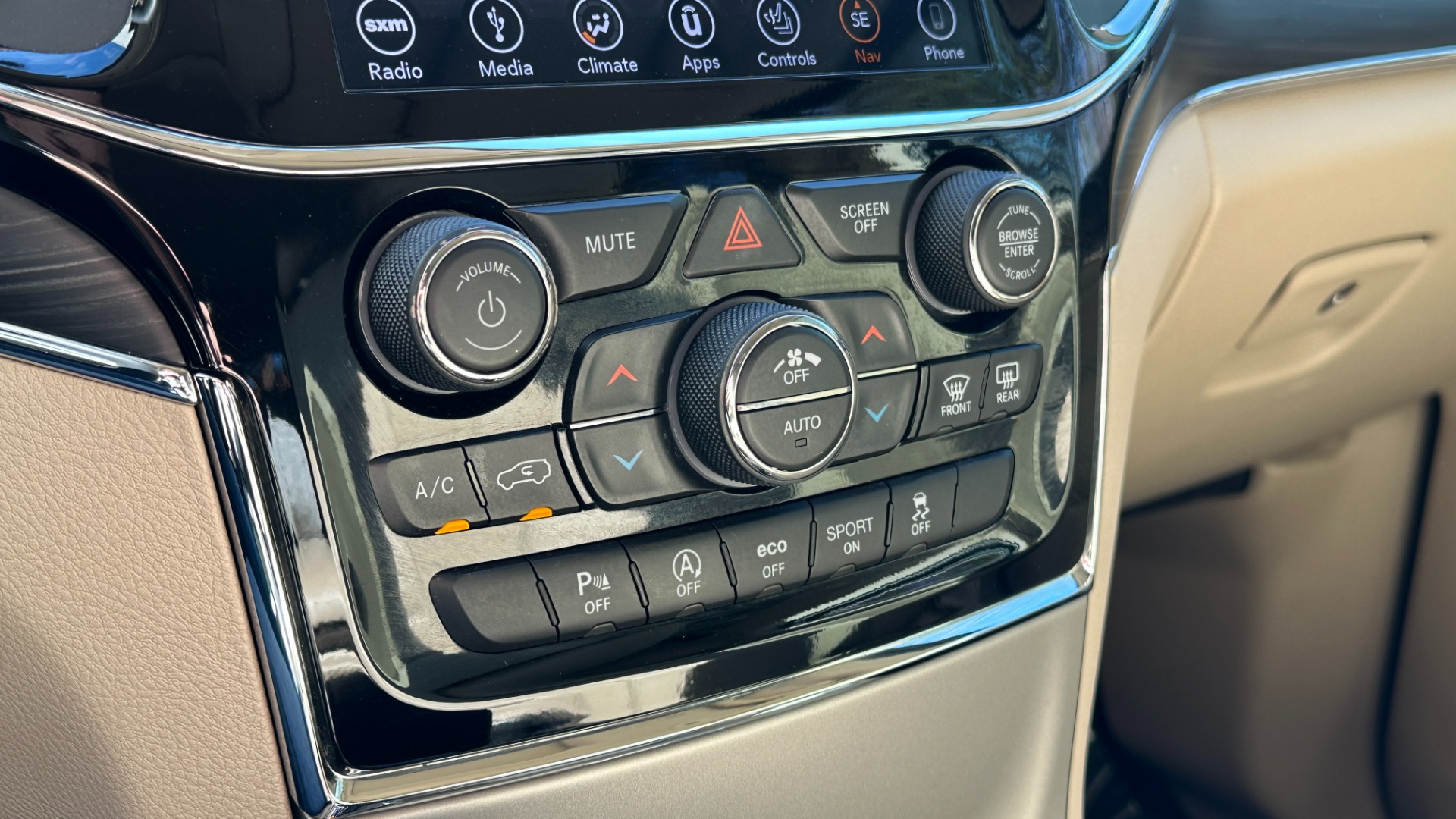 Used 2019 Jeep Grand Cherokee LIMITED / SUNROOF / NAVIGATION / LEATHER for sale $32,995 at Formula Imports in Charlotte NC 28227 19