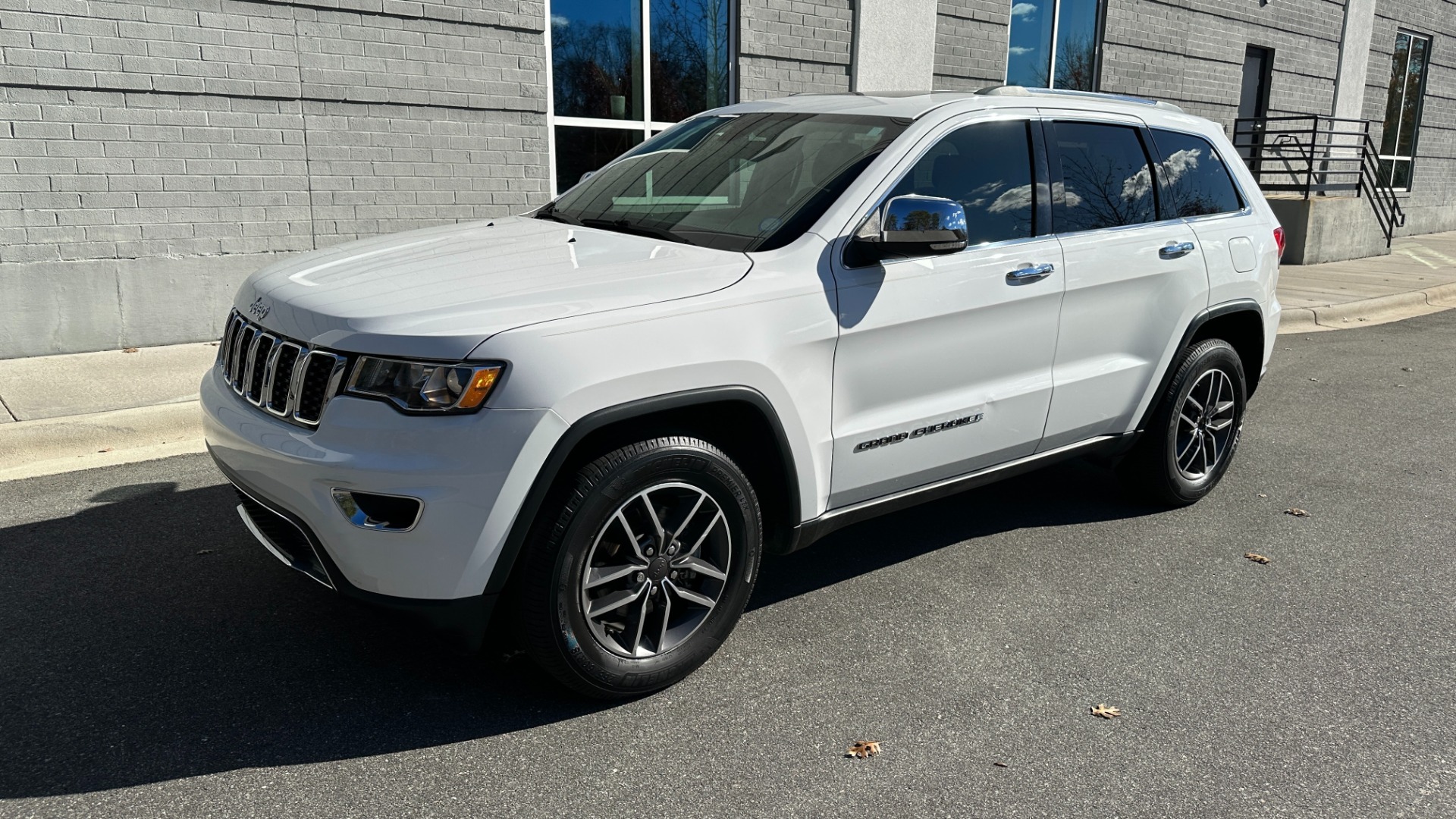 Used 2019 Jeep Grand Cherokee LIMITED / SUNROOF / NAVIGATION / LEATHER for sale $32,995 at Formula Imports in Charlotte NC 28227 2