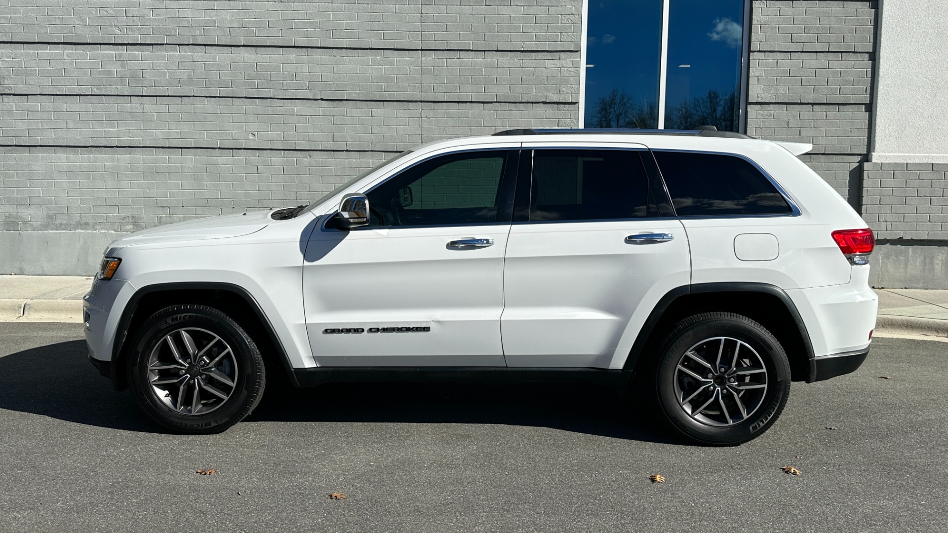 Used 2019 Jeep Grand Cherokee LIMITED / SUNROOF / NAVIGATION / LEATHER for sale $32,995 at Formula Imports in Charlotte NC 28227 3